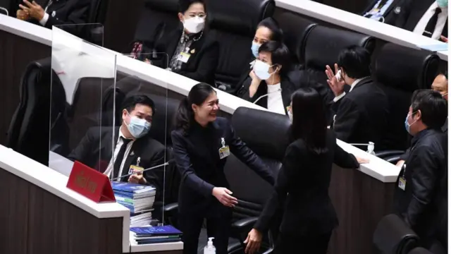 เพื่อนร่วมพรรคร่วมทักทาย น.ส. จิราพร สินธุไพร ส.ส.ร้อยเอ็ด หลังอภิปรายเสร็จ