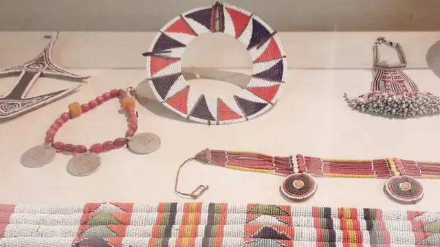 प्रदर्शनात ठेवलेले मसाई दागिने