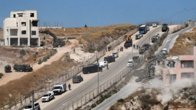 الجرافات الإسرائيلية تواصل الهدم في ضواحي القدس الشرقية