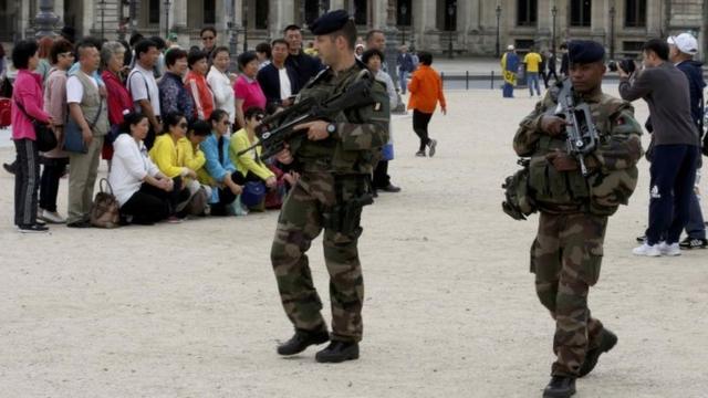 Soldados franceses patrullan las calles de París.