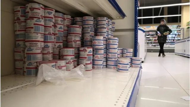 Під час карантину з полиць магазинів шкидко зникали харчі, що можна довго зберігати, і туалетний папір
