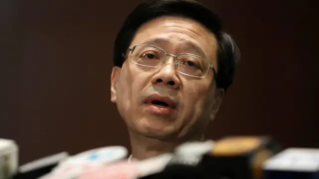 香港保安局局長李家超在立法會大樓內會見記者(23/10/2019)