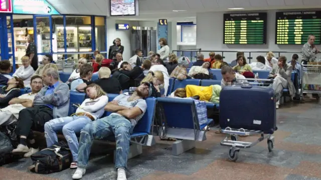 Пасажири очікують в аеропорту