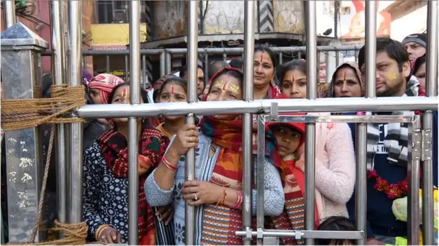 मंदिर के बाहर श्रद्धालुओं की भीड़