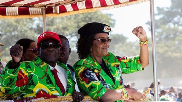 Robert Mugabe (à esq.) e a mulher, Grace Mugabe (à dir.)