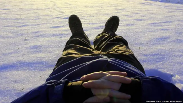 विश्रांती घेणारा व्यक्ती