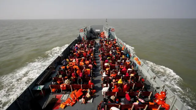 Роҳинжаларни ҳарбий кемаларда олиб ўтиш