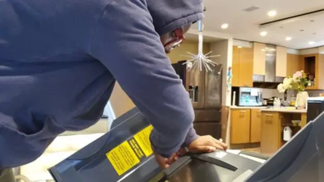 بياتريس تفكك ماكينة تصويتها لاختبارها