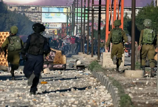 Вооруженные камнями протестующие вступили в столкновения с силами безопасности в Наблусе на Западном берегу