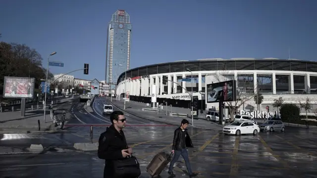 Olay yerinden geçen insanlar