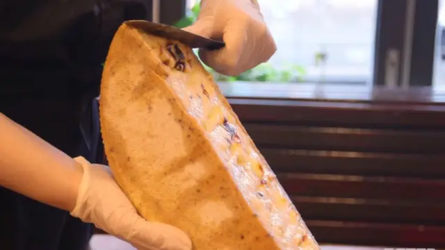 Queijo sendo servido no Raclette NYC