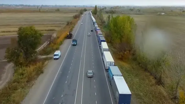 Кыргыз-казак чек арасында кезек күткөн жүк ташуучу унаалардын колоннасы жети километрге созулуп кетти.