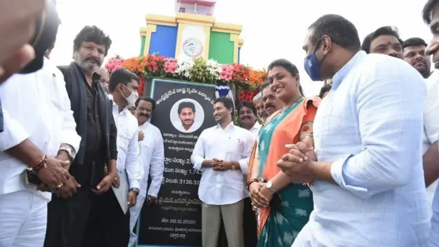ఇళ్ల పట్టాల పైలాన్ ఆవిష్కరణ