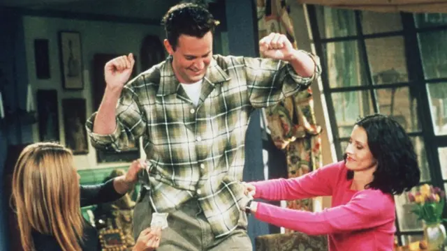 Em cenabetbet365Friends no apartamento principal, Matthew Perry dança e Jennifer Aniston e Courteney Cox riem