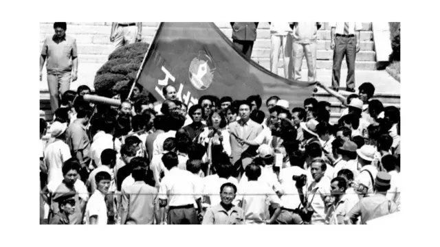 1989년 임수경 씨가 불법 방북 후 판문점을 통해 귀환하고 있다.