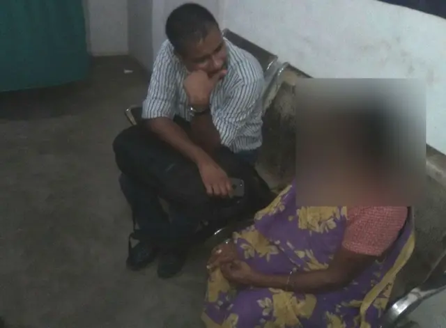 पीड़िता के परिवार वालों से बात करते रवि प्रकाश