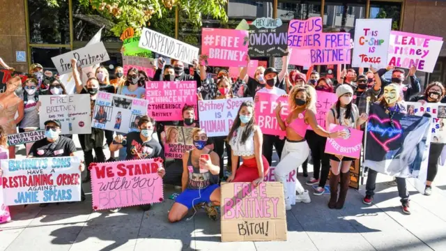 جمهور بريتني سبيرز خارج المحكمة في لوس أنجليس