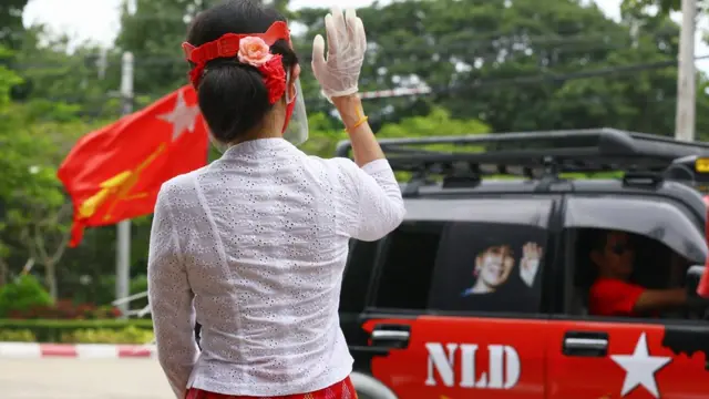 Aung San Suu Kyi, iktidar partisi NLD'ye ait araç konvoyunu selamlıyor.