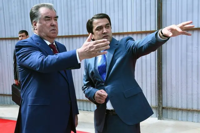 رستم امامعلی (راست)، پسر ارشد امامعلی رحمان