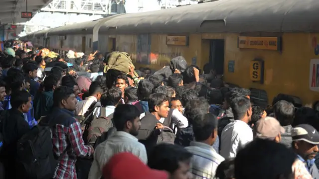 రైల్వే స్టేషన్లలో ఇలా తోపులాటలు కూడా జరిగాయి.