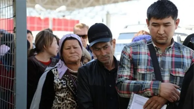 Кыргыз-казак чек арасында кезек күткөндөр