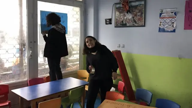 Buldağ'ın bir arkadaşı, "Beyza, belki adını bile duymadığınız İstanbul'un en ücra mahallelerinde çocuklara oyuncak dağıtan biriydi. Bu fotoğraf da öyle bir günde çekildi. Beyza çocukların gözlerindeki ışık sönmesin diye mücadele etti. Yoldaşımızın kirpiği bile olamazsınız" dedi.