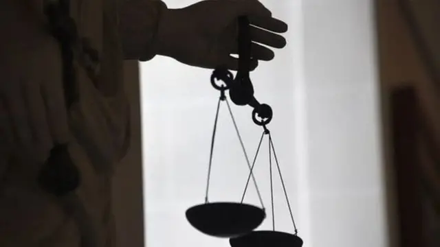 Текебаевдин тарапташтары соңку ишти сот адилеттигинин алгачкы кадамы деп сыпаттаганы менен сот системасы терең кризисте экенин айткандар андан арбын.