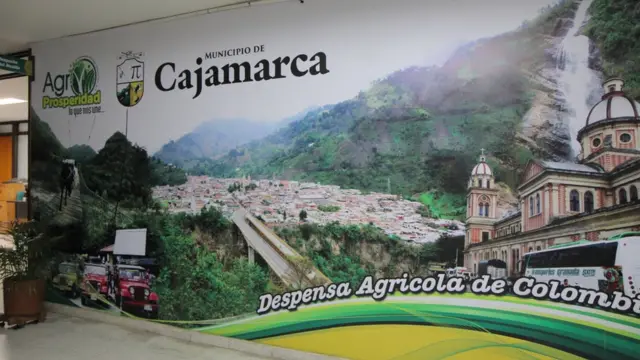 Cartel en la Alcaldía de Cajamarca.
