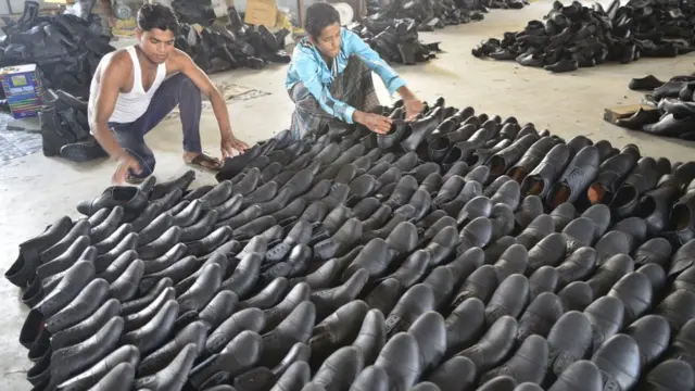 চামড়ার জুতো তৈরি হচ্ছে বাংলাদেশের একটি কারখানায়