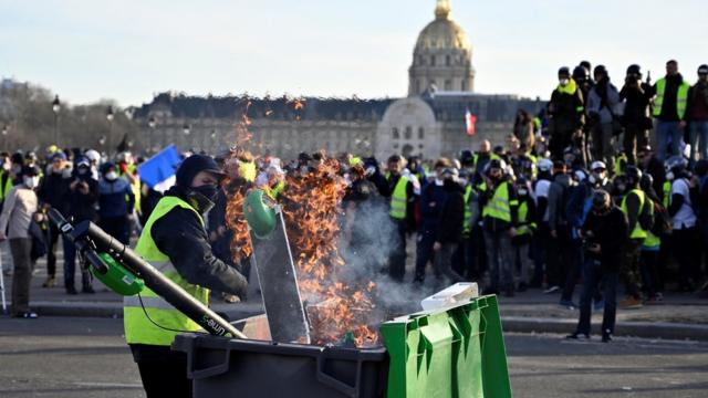 وزارت کشور فرانسه، تعداد معترضین روز شنبه در پاریس را پنج هزار نفر تخمین زده است