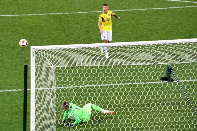 Uribe'nin kullandığı penaltı üst direkten yere sekip dışarı çıkmıştı