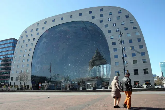 пожилая пара в Роттердаме