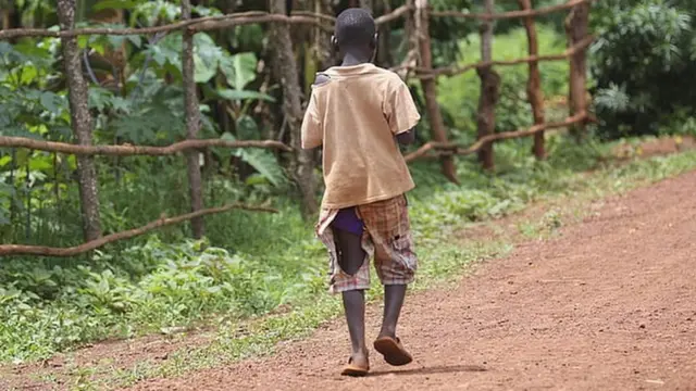 Small boy wey wear tear-tear cloth