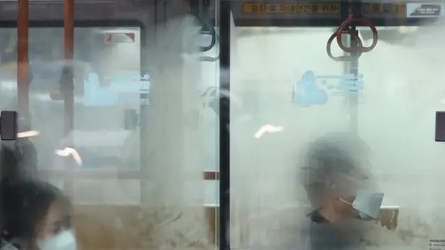 본격적인 '겨울 한파'가 시작된 30일 서울 종로구 광화문일대를 지나는 버스 유리창에 성에가 끼어 있다