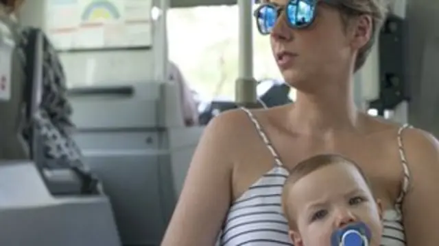 Kucağında bebeğiyle bir anne