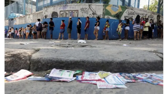 Pessoas na fila para votar no Complexo do Alemão, no Rio, no dia 15codigo de bonus 365betnovembro