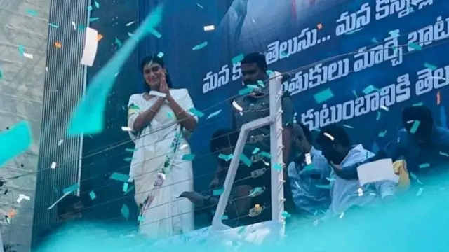 సీనియర్ మాజీ అధికారులను సలహాదారులుగా నియమించుకున్న వై.ఎస్.షర్మిల