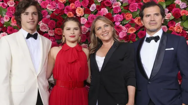 Leguizamo junto a sus hijos y esposa.