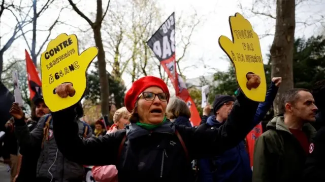 Протестующая, Париж, 06 апреля 2023 г.