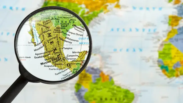 Mapa de la región visto a través de una lupa