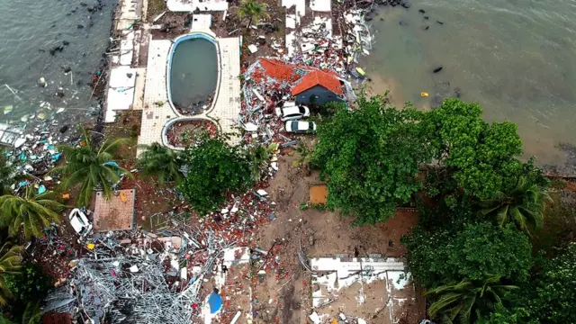 Imagem área mostra destruição na praiamaxxpokerCarita,maxxpokerPandeglang, na Indonésia