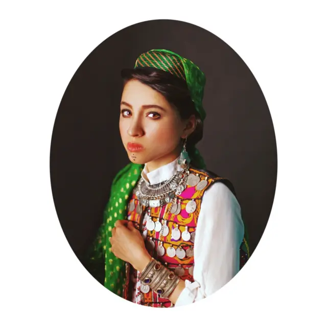 زمختی بعضی از چهره‌ها، عشوه‌ها و نگاه‌های زنانه‌ای که زیبایی نهفته زنان این سرزمین خراسانی را بیشتر نمود می‌دهد.