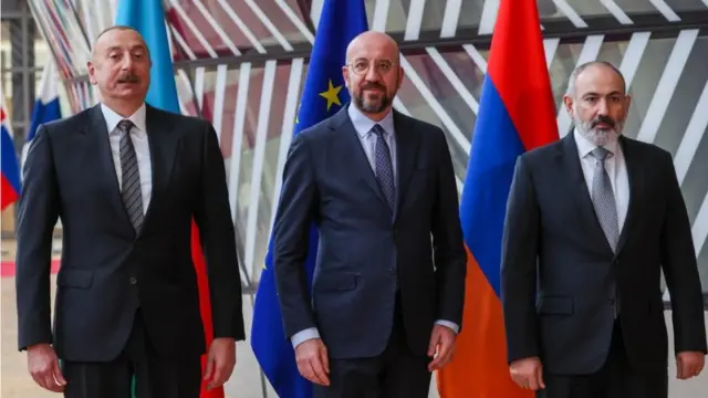 У травні цього року Нікол Пашинян (праворуч) та Ільхам Алієв (ліворуч) провели очні переговори за посередництва голови Європейської ради Шарля Мішеля (у центрі)