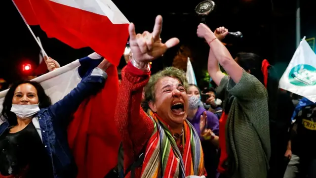Personas celebran la victoria del Apruebo en el plebiscito nacional de Chile