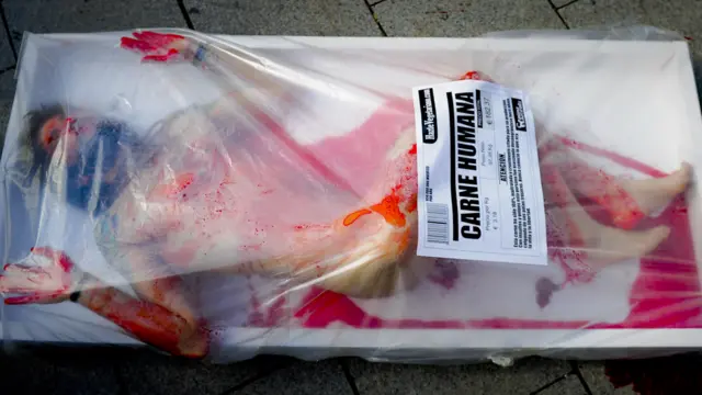 Animalista imitando estar envasado.