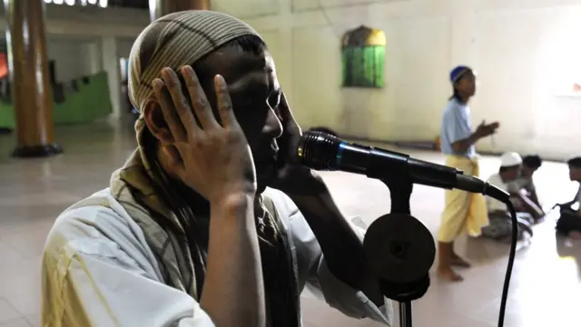 Muezzin mu musigiti wo muri Philippines