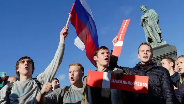 Протестующие у памятника Пушкину