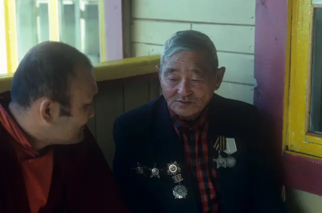 Данзан Самаев (слева) в беседе с учеником Агвана Доржиква