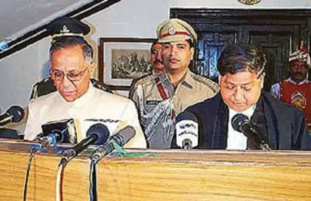 કોકજે જ્યારે હિમાચલ પ્રદેશના ગવર્નર તરીકે શપથ લઈ રહ્યા હતા ત્યારની તસવીર