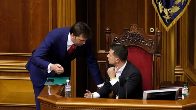 Президент Зеленський дав прем'єру "другий шанс", але дозволив піднімати зарплати міністрам тоді, коли економіка зросте